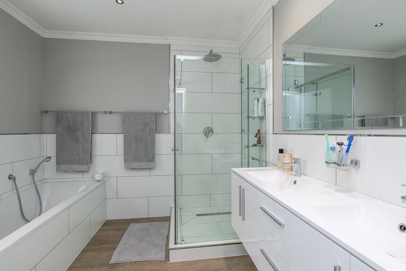 5 Bedroom Property for Sale in Constantia Western Cape